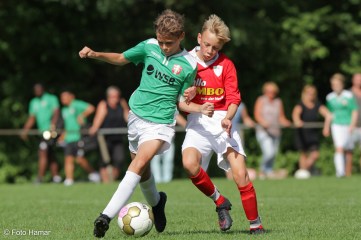 FC Dordrecht tegen VV gravendeel. Spelers worstelen om bal. Op de foto gezet door Foto Hamar