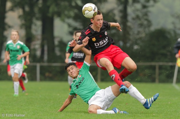 Voetbalwedstrijd bij FC Dordrecht. Tegen Excelsior waarbij Foto Hamar sportfoto's maakt. Speler maakt sliding op bal