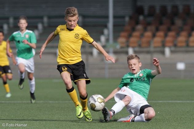 FC Dordrecht tegen Roda JC en Foto Hamar maakt sportfoto's tijdens sliding op de bal