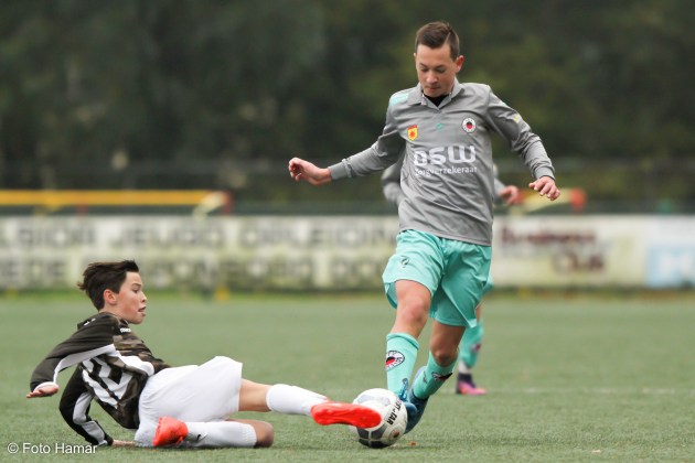 FC Dordrecht speler maakt sliding op Exelsior U14 tijdens toernooi. Foto gemaakt door Foto Hamar