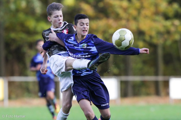 FC Dordrecht speler schopt bal van Fortuna Sittard U14. Actiefoto gemaakt door Foto Hamar 