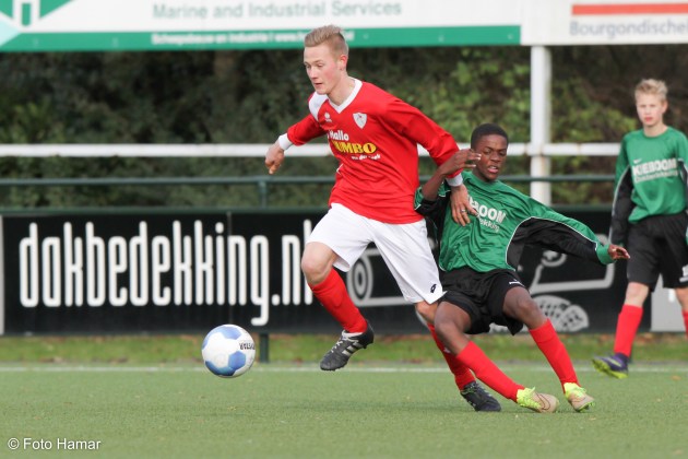 's-Gravendeel U15 pakt bal af van vallende Slikkerveer speler en scoort. 