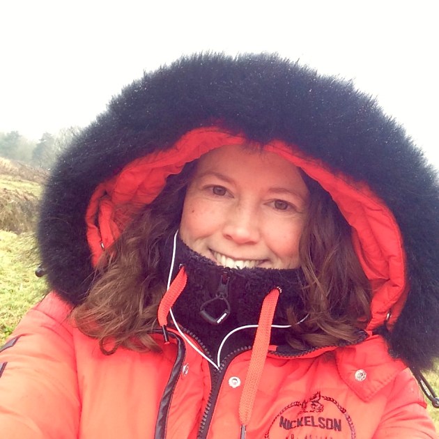 Poseren tijdens een wandeling door polder op nieuwjaarsdag 