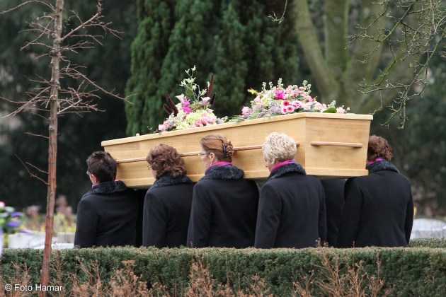 Draagstersgilde met kist op schouder