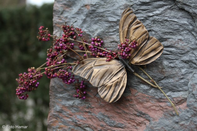 Vlinder op monument op begraafplaats