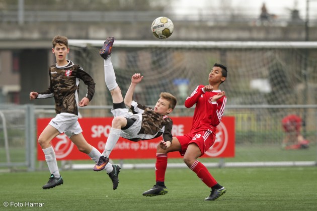 Omhaal op bal door FC Dordrecht speler Damian den Beste