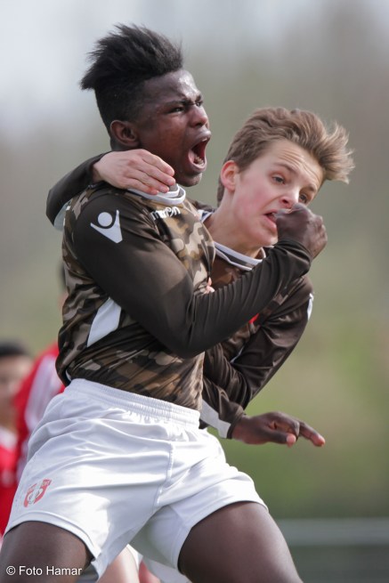 Blijdschap voorafgaande aan het afgekeurde doelpunt bij FC Dordrechtspelers