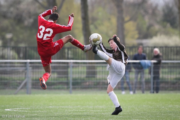 Gevecht om de bal tussen FC Dordrecht en Almere City U14