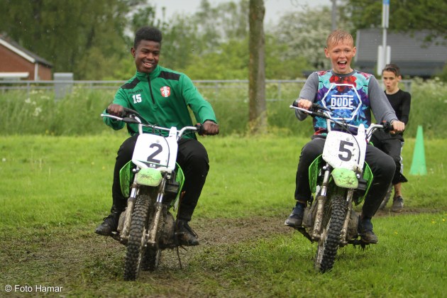 spelers van FC Dordrecht doen wedstrijd op minicrossmotoren