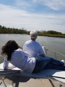 dames op voordek genieten van het uitzicht op het water