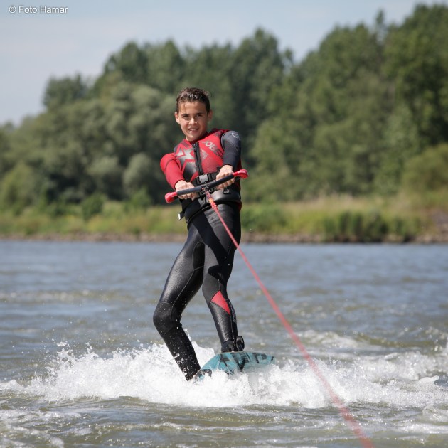 Robbie Wakeboarden achter de boot in Dordrecht