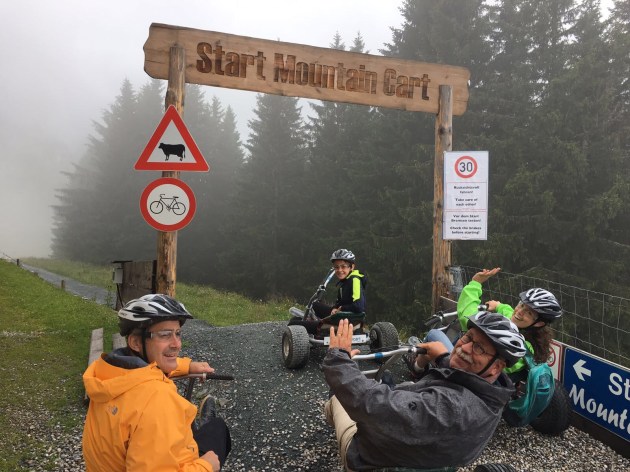 Groepsfoto voor de start van de Mountaincart