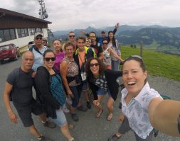 Groepsfoto familie op de berg voor de wandeling
