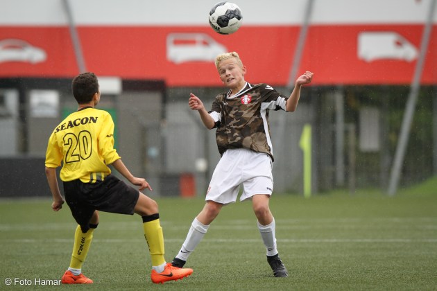 FC Dordrecht maakt kopbal tegen speler van VVV Venlo U15