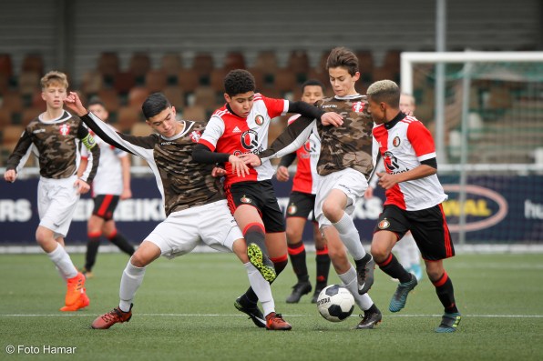Spelers FC Dordrecht in duel  om debat met spelers van Feyenoord