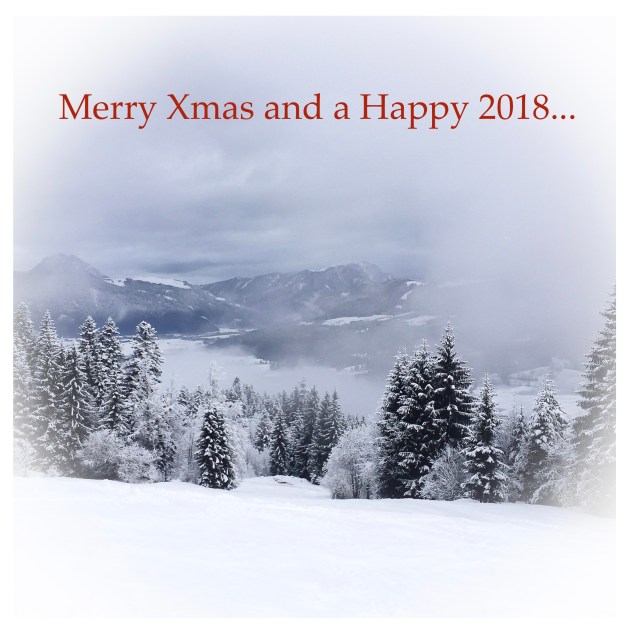 Witte bergen en besneeuwde dennenbomen in Oosterijk