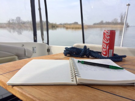 Logboek van een kapitein met uitzicht op het water