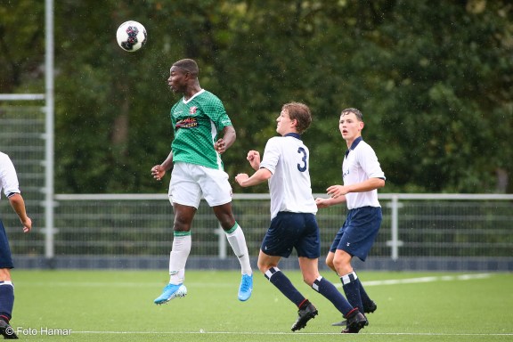 FC Dordrecht speler maakt kopbal