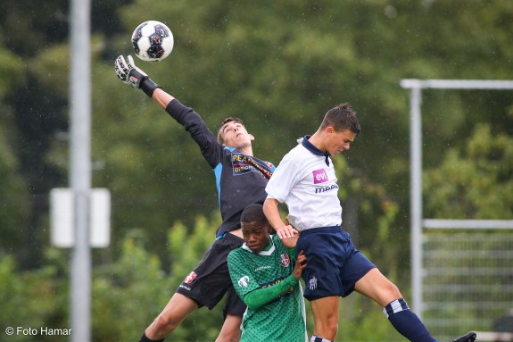 Keeper van FC Dordrecht houd bal tegen bij doel