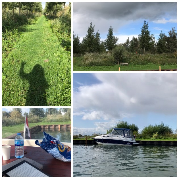 Boot bij aanlegsteiger. 