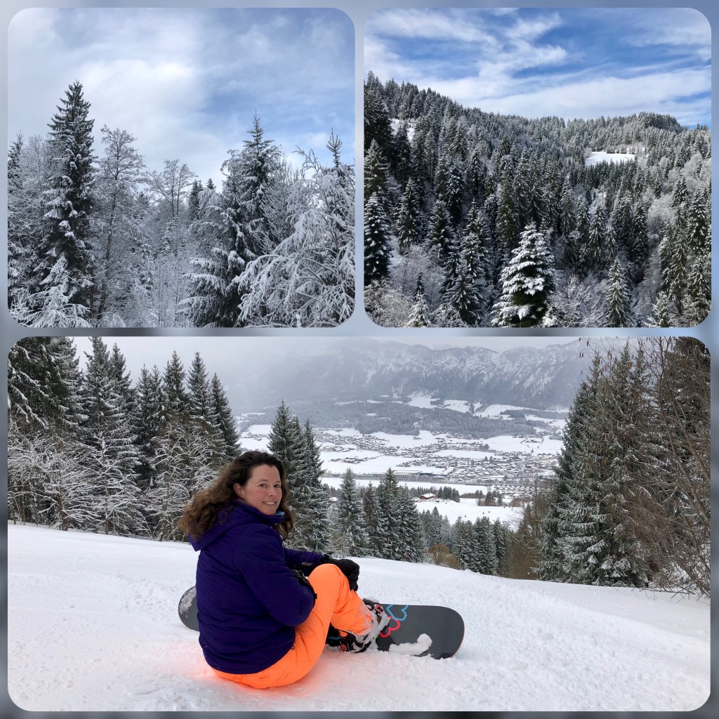Uitzicht vanaf een besneeuwde berg met witte boomtoppen.